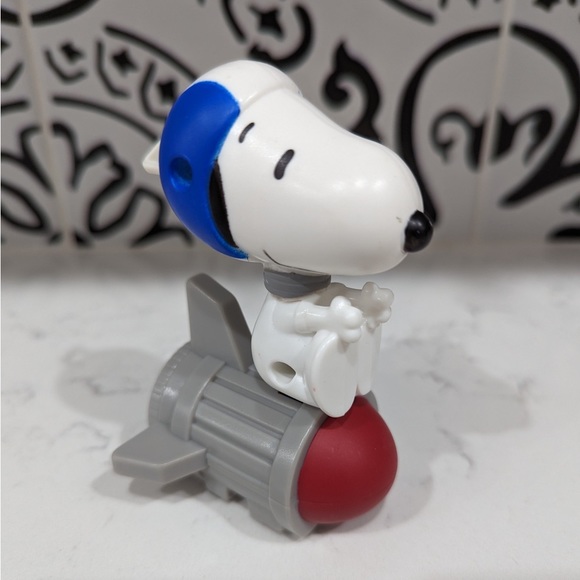 2018 MCDONALDS TOY COLLECTIBLE SNOOPY ON A SPACE ROCKET COLLECTORS - Picture 3 of 3